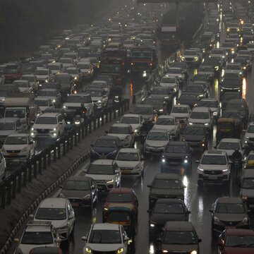 Delhi on red alert as IMD forecasts thunderstorms, strong winds; airlines warn of possible flight disruptions