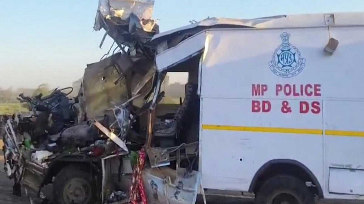 Four police officers killed in truck collision in Madhya Pradesh