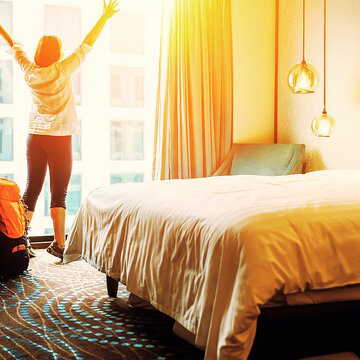 You checked into a hotel with no wall clocks in the room : the reason behind it will surprise you