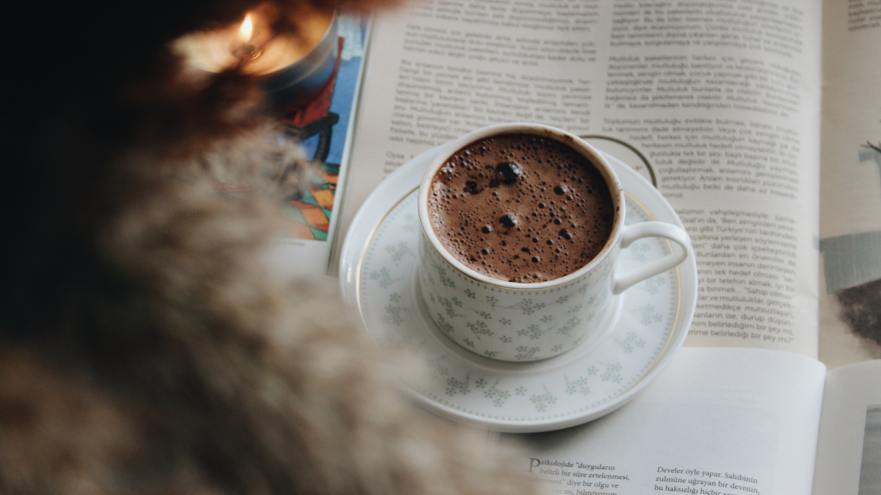 Want to sip hot chocolate and feel cosy this winter? Here are 5 Kolkata cafés you must try