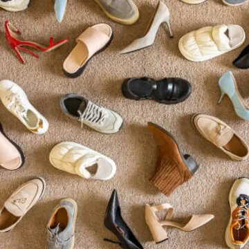 ₹1 shoes spark chaos: Massive crowd gathers, police resort to lathi-charge