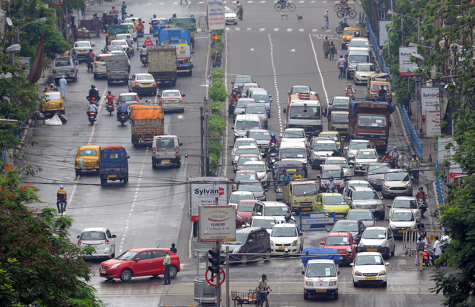 Central Kolkata traffic advisory: Processions and meeting on Oct 13, rest of city normal