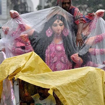 Kolkata submerged in pre-puja downpour as pandals, and preparations take a hit