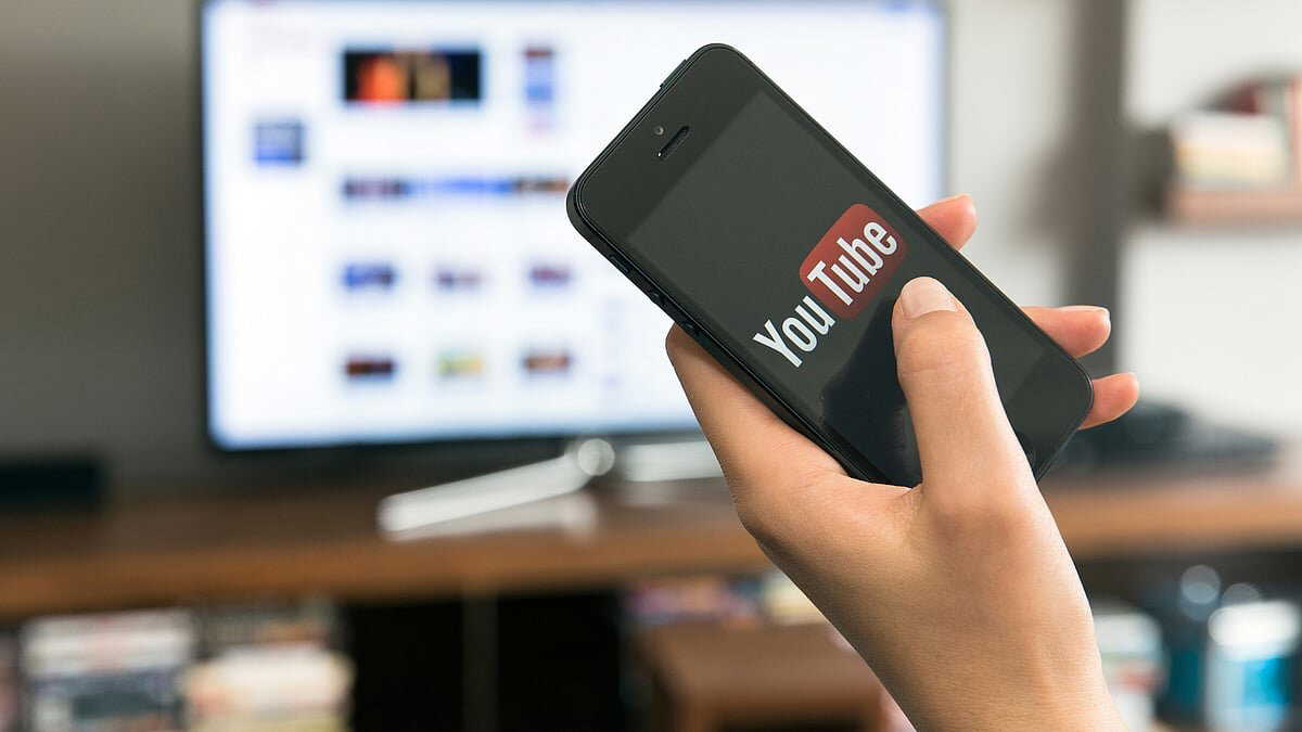 YouTube restricts background playback to Premium, ends third-party browser access