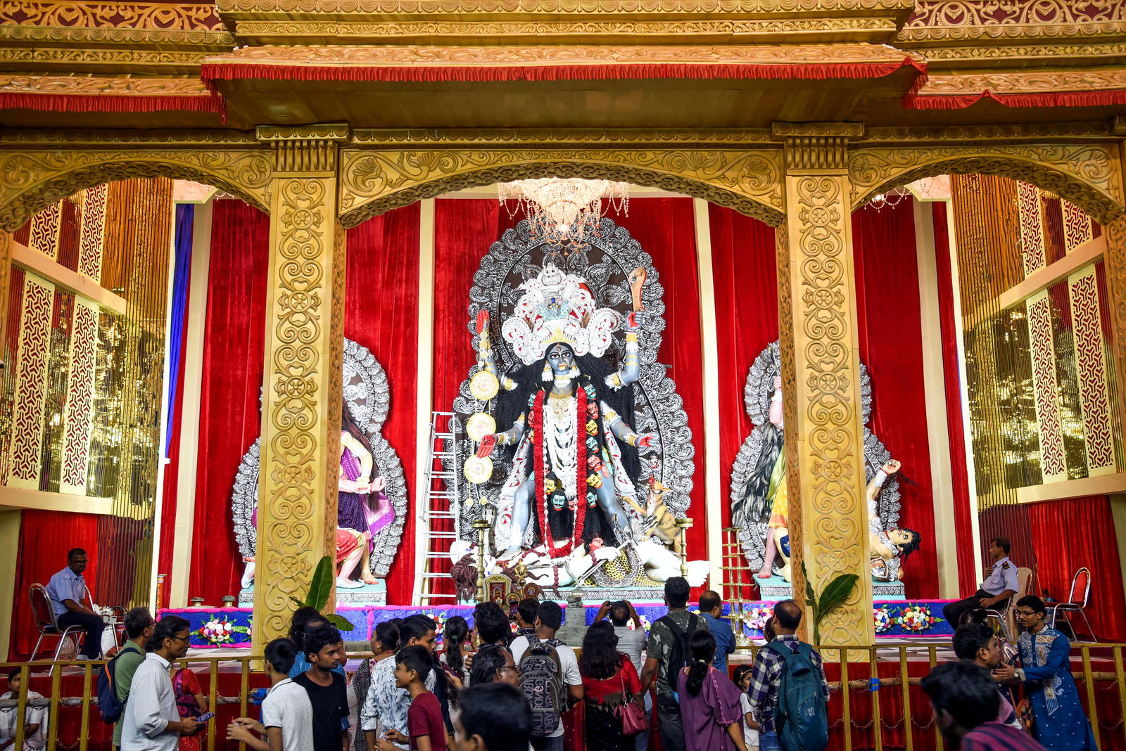 How much does red hibiscus cost this Kali Puja 2025? Prices soar in Kolkata