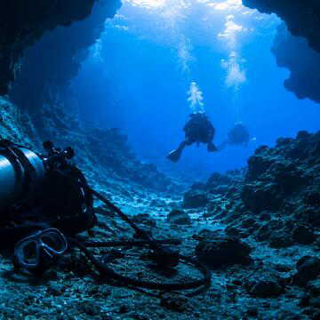 Five Italian divers die in Maldives cave diving tragedy; oxygen toxicity among suspected causes