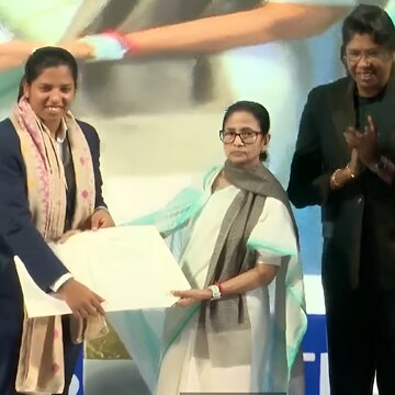 World Cup winner Richa Ghosh honoured with Banga Bhushan; CAB gifts golden bat and ball