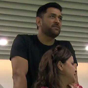Watch | Thala's calm gesture towards Sakshi Dhoni with 'Baith Jao' wins the internet