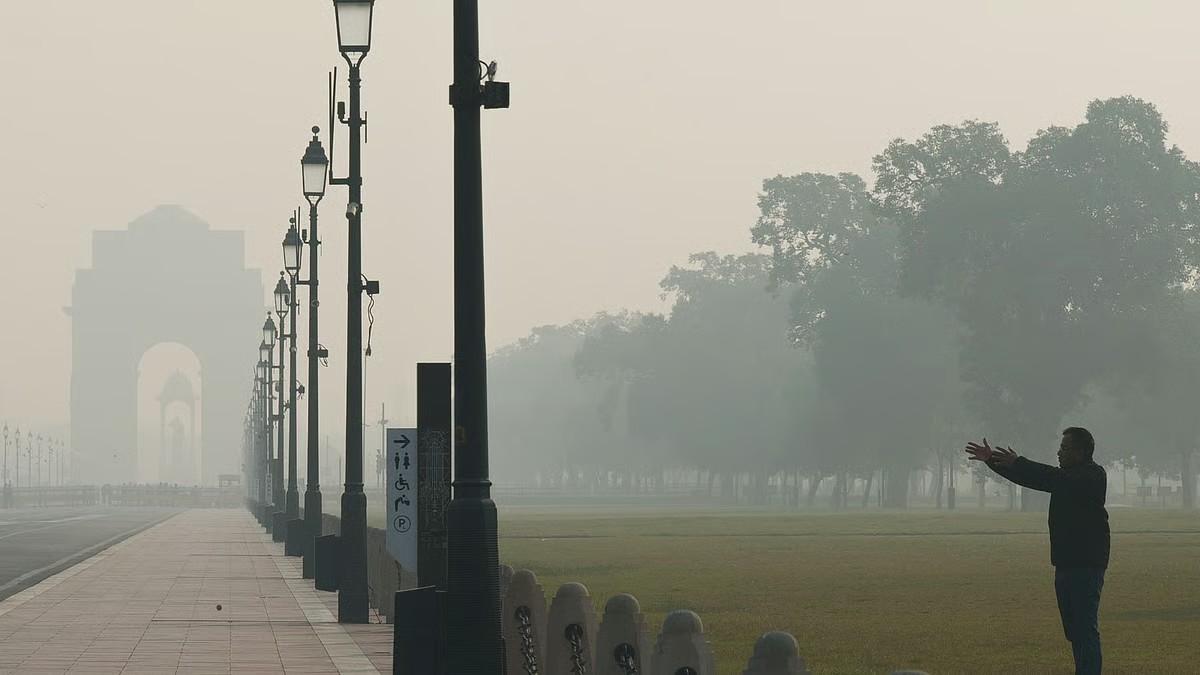 Mercury drops in Delhi while AQI remains in the 'very poor' category despite slight improvement from last weeks