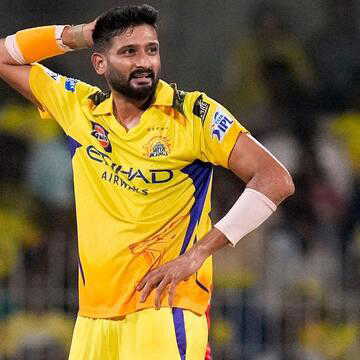 Why did Khaleel Ahmed leave the field mid-match against KKR?