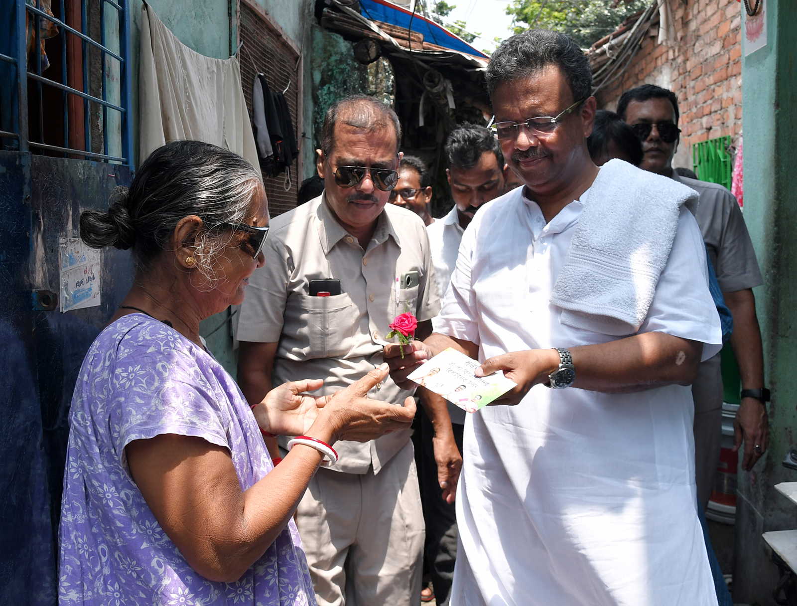 Kolkata Mayor orders 7–9 am no-parking rule to clear roads for uninterrupted sweeping