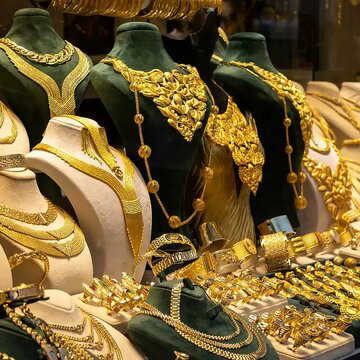 Gold prices drop, silver surges in Kolkata amid market fluctuations