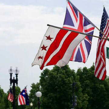 Did Washington mistakenly display Australian flags before King Charles' US arrival?