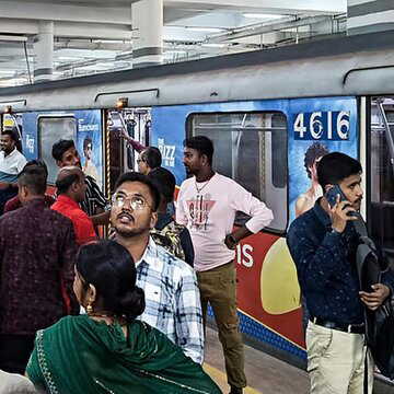 Passenger jumps onto up line at Maidan station, Metro services disrupted: Which sections are running metro?