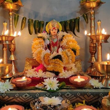 Priest at your fingertips this Lakshmi Puja, book yours with just a call
