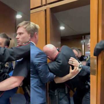 Shocking moment: US Senator breaks ex-Marine protester's hand during Senate hearing