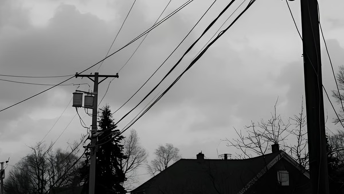 Teenager dies in tragic accident after falling from roof onto electric wire