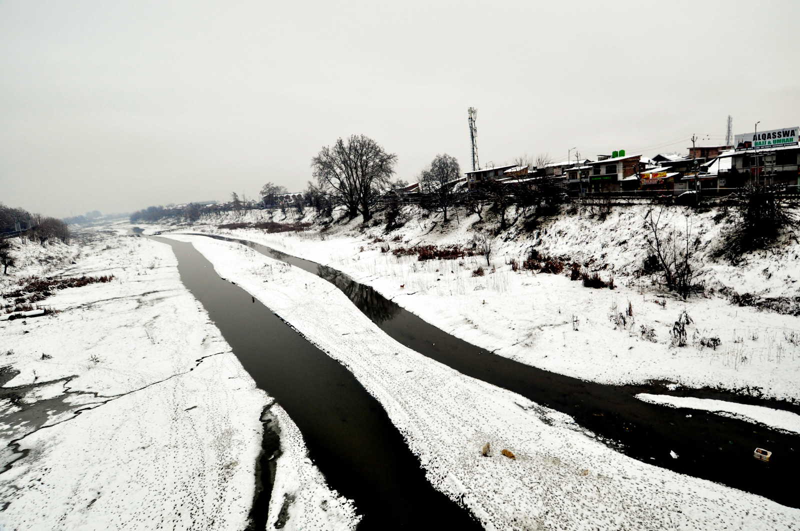 Srinagar Airport suspends flights due to heavy snowfall; IndiGo alerts passengers
