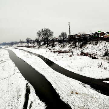 Srinagar Airport suspends flights due to heavy snowfall; IndiGo alerts passengers