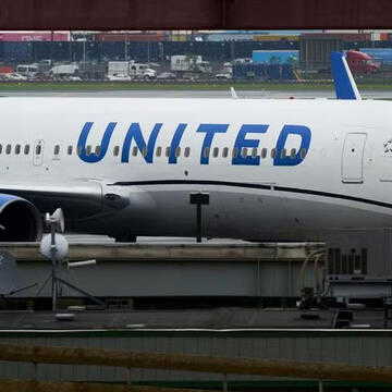 Close call at Newark: United jet strikes light pole, vehicle before landing
