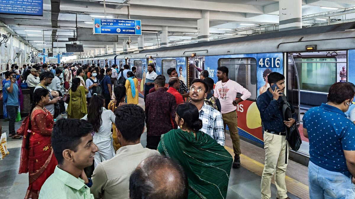 Kolkata metro blue line disruption causes chaos, passengers complins of AC and emergency system failure and evacuation delay