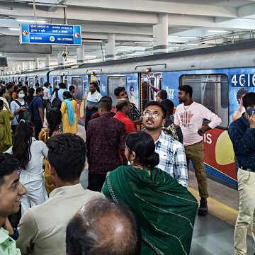 Kolkata metro blue line disruption causes chaos, passengers complins of AC and emergency system failure and evacuation delay