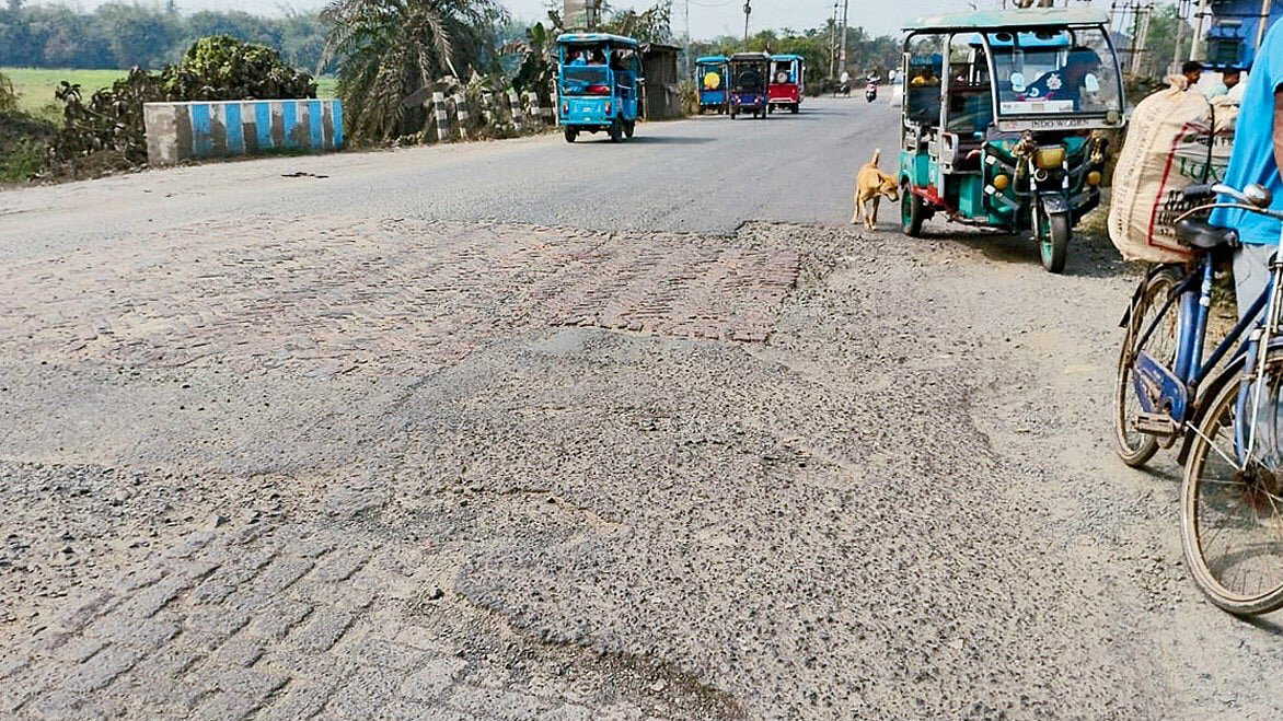 Baidyabati–Tarakeswar road in shambles, commuters risk lives amid rising accidents