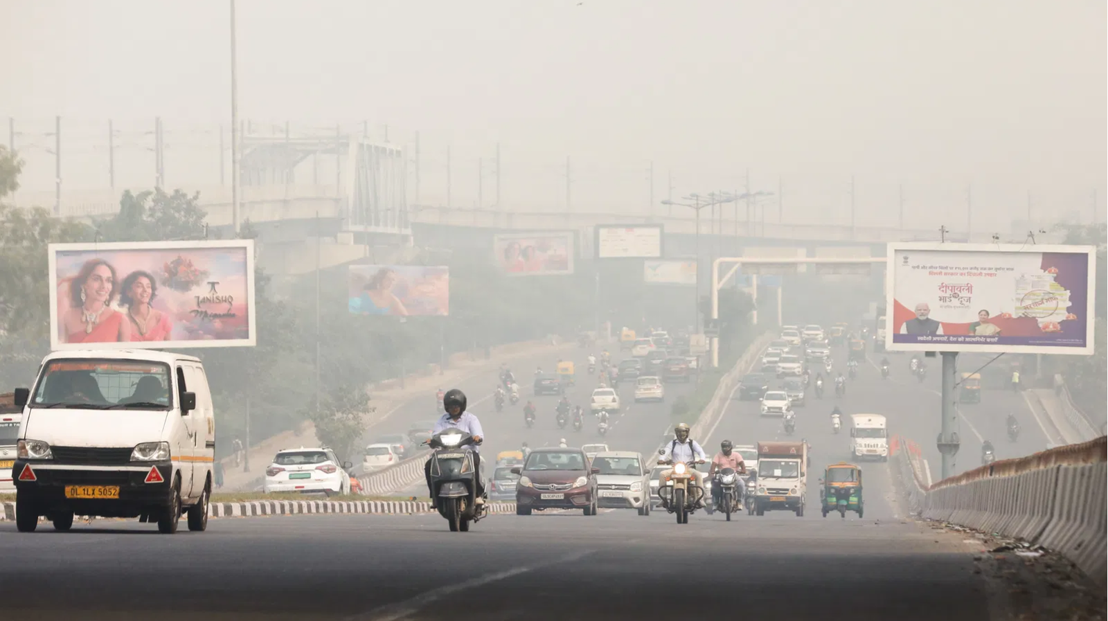 Delhi gasping for air: Pollution levels stay alarming as winds fail to clear smog