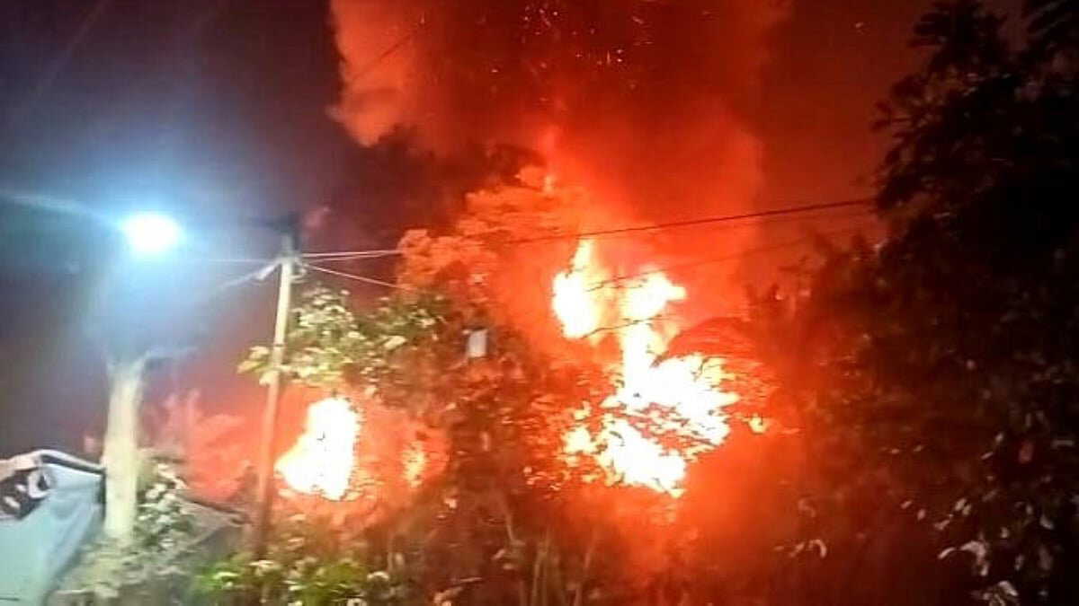 Massive fire breaks out in Kolkata colony, multiple engines deployed as firefighters battle blaze