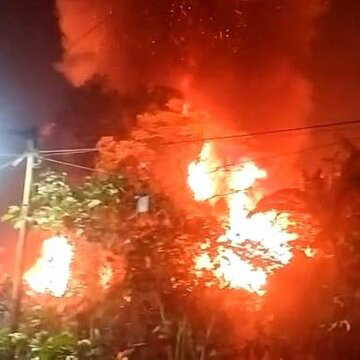 Massive fire breaks out in Kolkata colony, multiple engines deployed as firefighters battle blaze