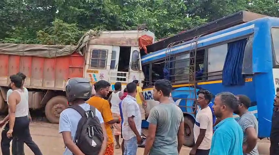 Truck and bus head-on collision in Odisha, claims 5 lives