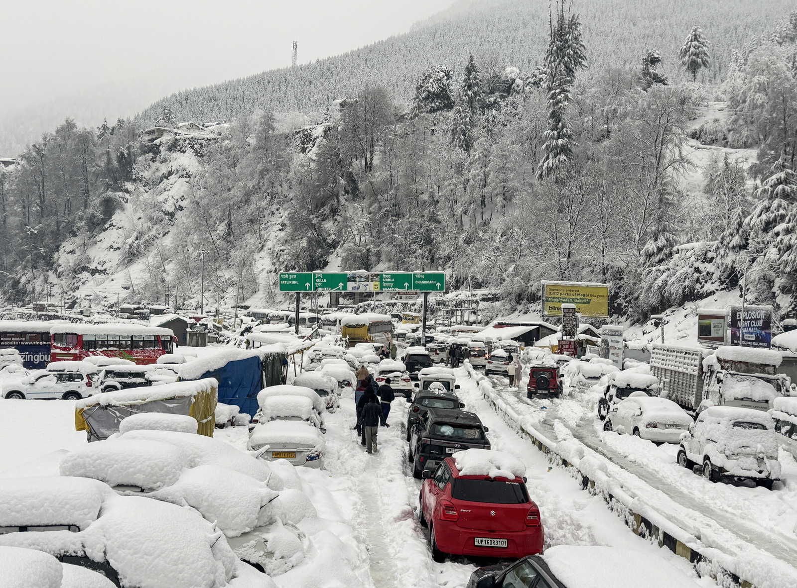 Manali reels under snow, tourist surge triggers power cuts and traffic chaos