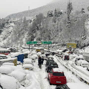 Manali reels under snow, tourist surge triggers power cuts and traffic chaos