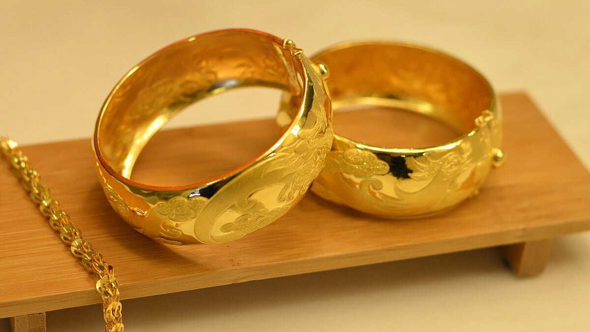 Gold prices climb amid market slump as silver outshines with sharper gains