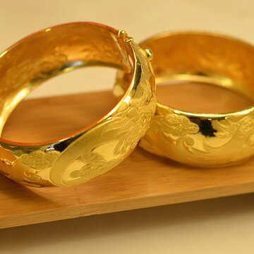 Gold prices climb amid market slump as silver outshines with sharper gains