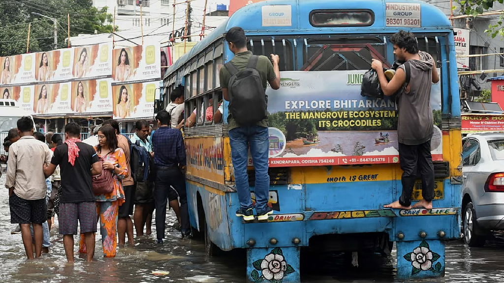 Which Kolkata roads are still under water? Latest traffic update