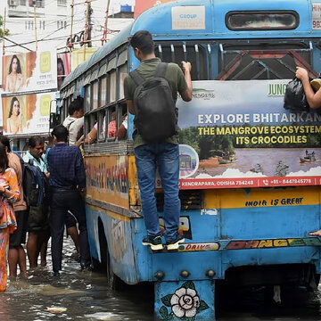 Which Kolkata roads are still under water? Latest traffic update