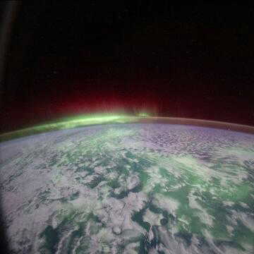 Astronaut captures breathtaking southern lights glowing above Earth from space | WATCH
