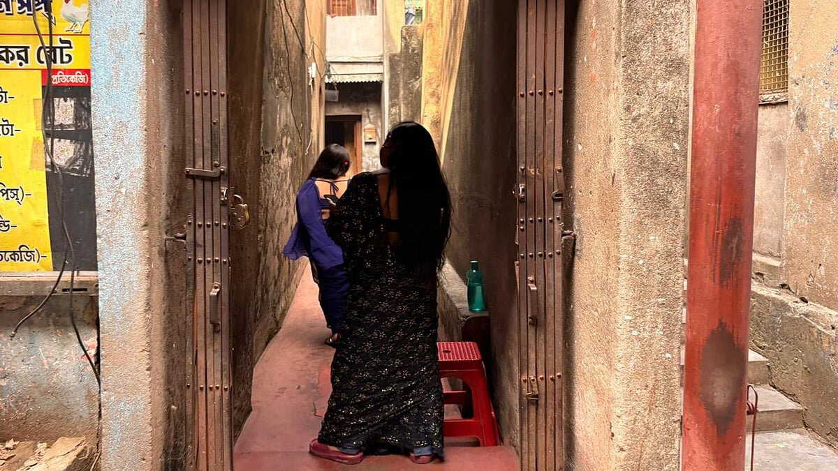 Election commission takes drive beyond Sonagachi; camps set for Kalighat, Khidirpur