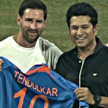 From one legend to another, Sachin Tendulkar presents his signed number 10 jersey to Messi