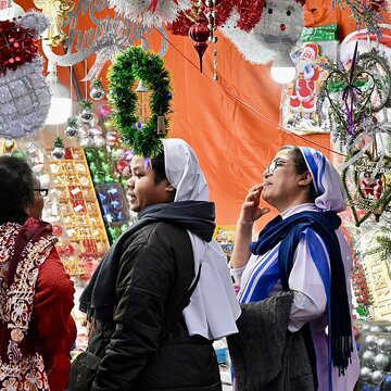 Kolkata Police to deploy 2,000 personnel as Park Street lights up in Christmas celebration