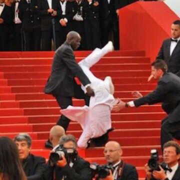 Fact Check: Did Timothée Chalamet fall on Oscars 2026 stairs? Here’s the truth