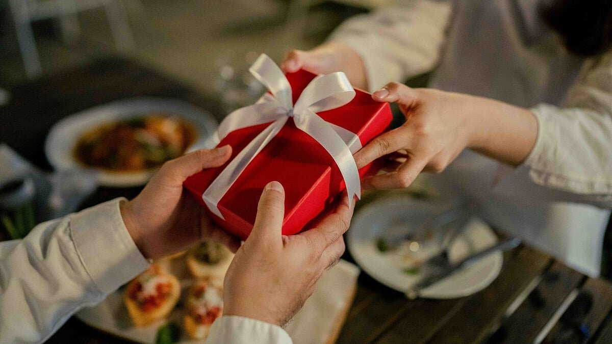 Planning a Valentine’s Day gift? Avoid these 5 items believed to bring relationship trouble