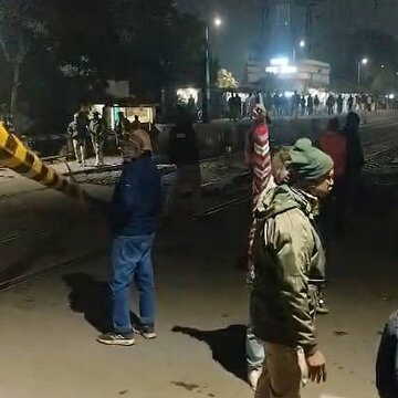 Train services disrupted on Kolkata’s Budge Budge–Sealdah line after overhead wire snaps in late-night accident