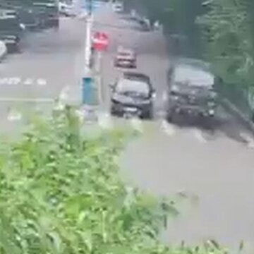 Kolkata Police stops army truck for traffic violation near Writers' Building