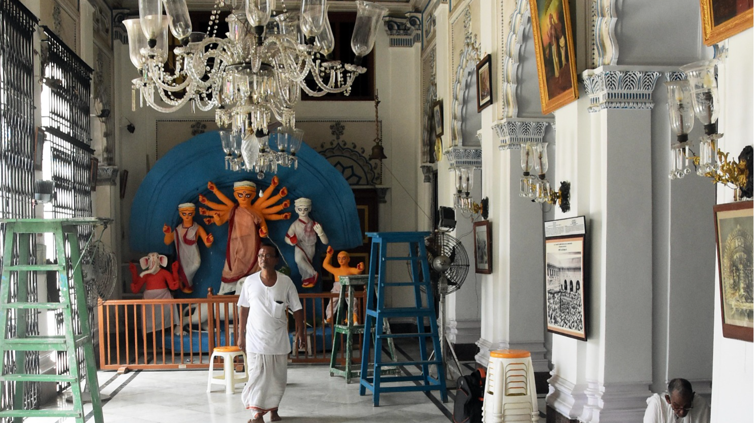 What is the connection between Lord Clive and Shobhabajar Rajbari’s Durga Puja?