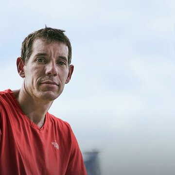 US climber Alex Honnold free-solos Taipei 101 without any gears | WATCH