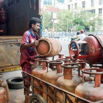 Centre hikes commercial LPG price by Rs 993 amid war, domestic cylinder rates unchanged