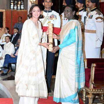 Harmanpreet Kaur keeps it elegant in ivory ethnic look at Padma Shri ceremony