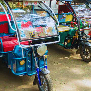 Clash between toto drivers disrupts services in Arambagh, passengers suffer